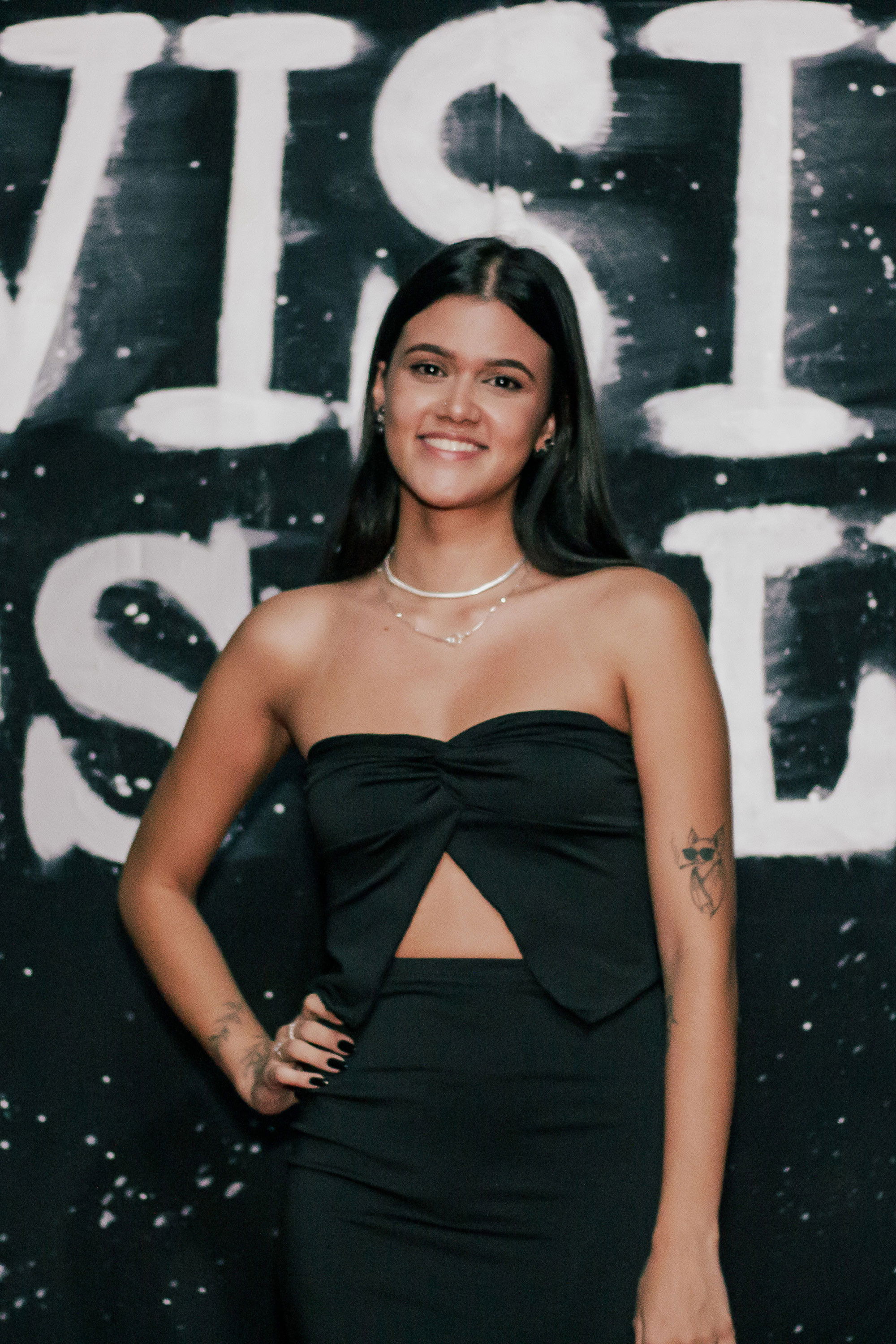 Mariana Rodrigues backdrop