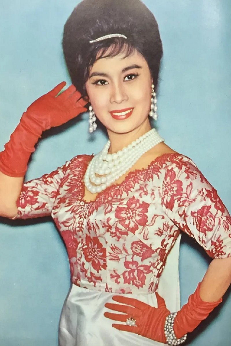 Law Yim-Hing backdrop