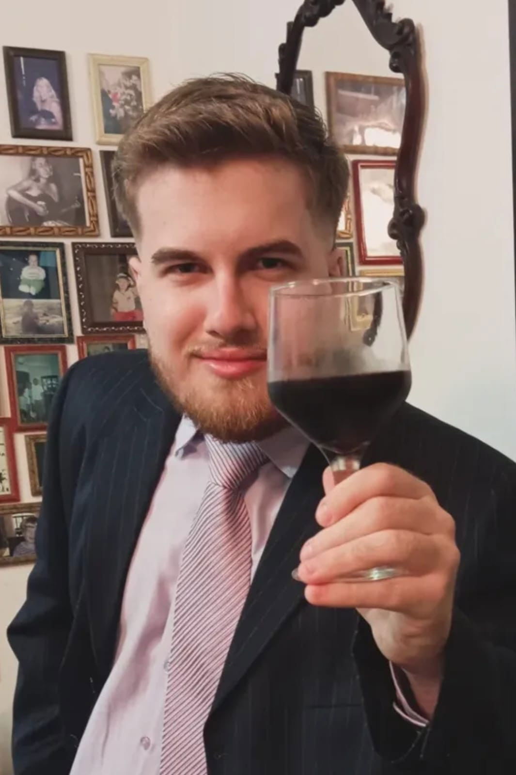 Ícaro Aguirre backdrop