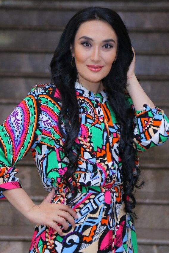 Shodiya Toxtayeva backdrop