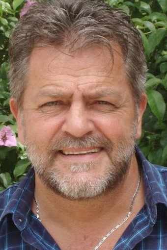 Dênis Derkian backdrop