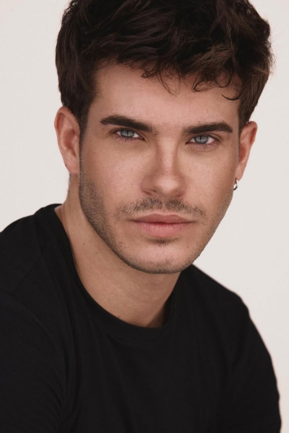 Raúl Serván backdrop