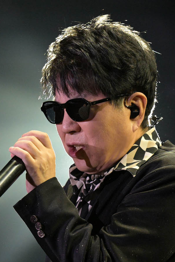 Cho Yong-pil backdrop