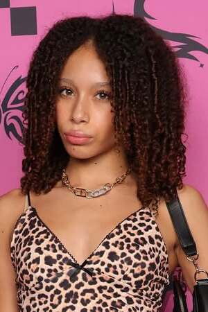 Anis Sienna backdrop