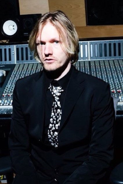 Dimitri Tikovoï backdrop