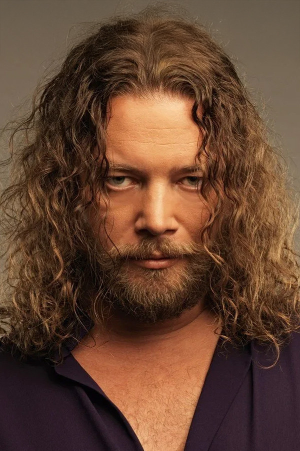 Iskender Paydaş backdrop