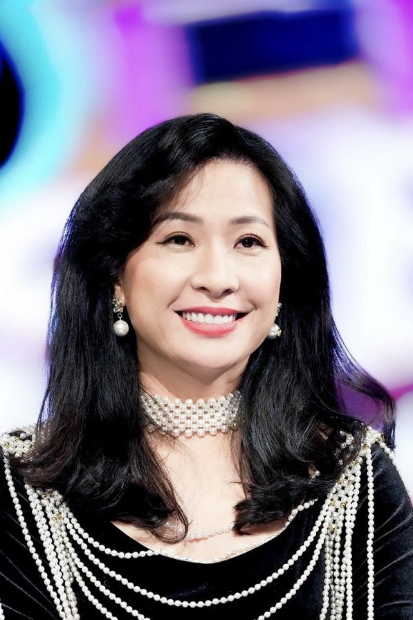 Thuỳ Dung backdrop