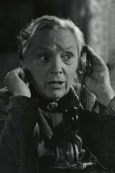 Anna Henriques-Nielsen backdrop