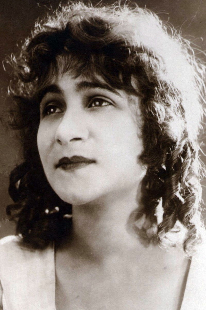 Béatrice Bretty backdrop