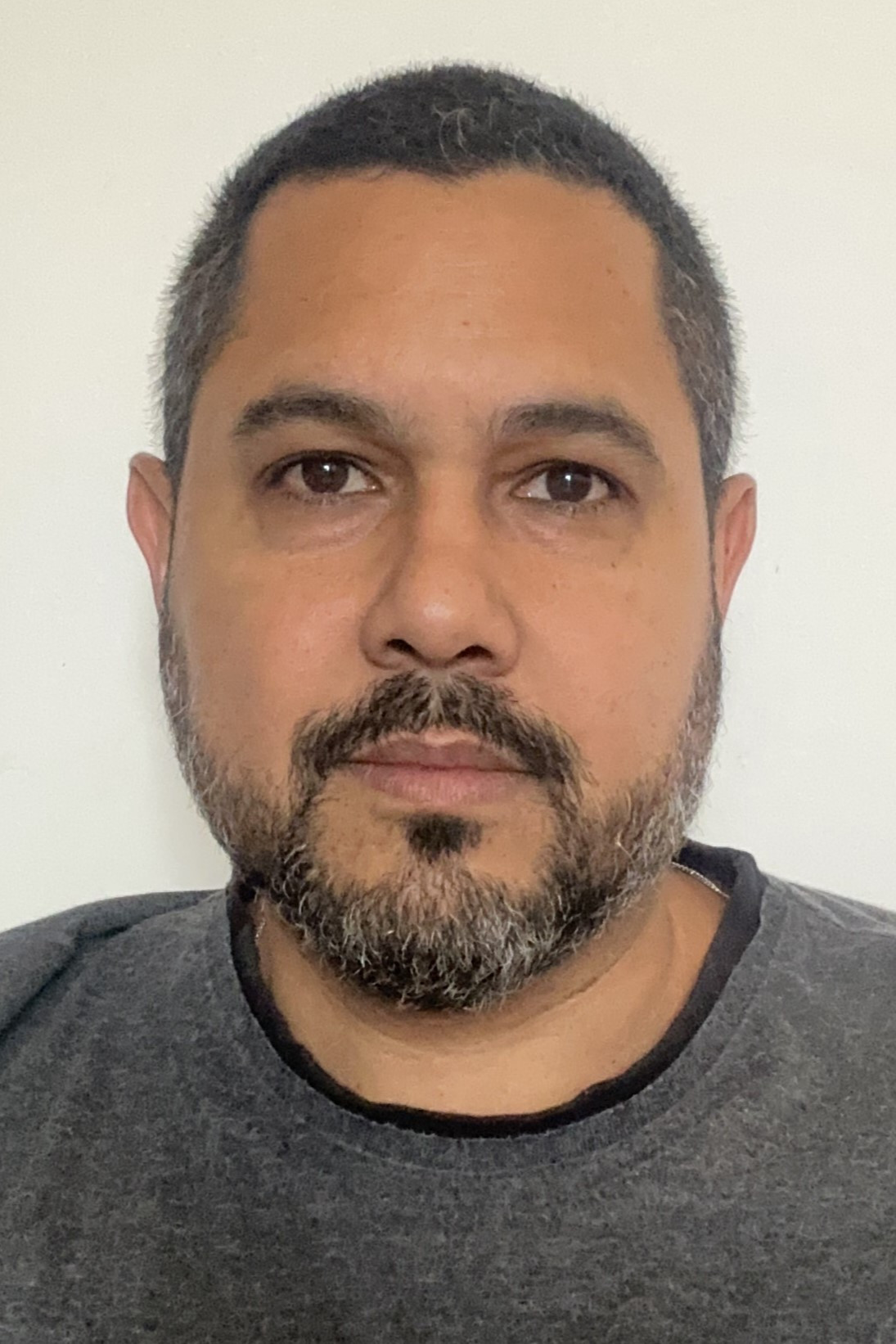 Cadu Tavares backdrop