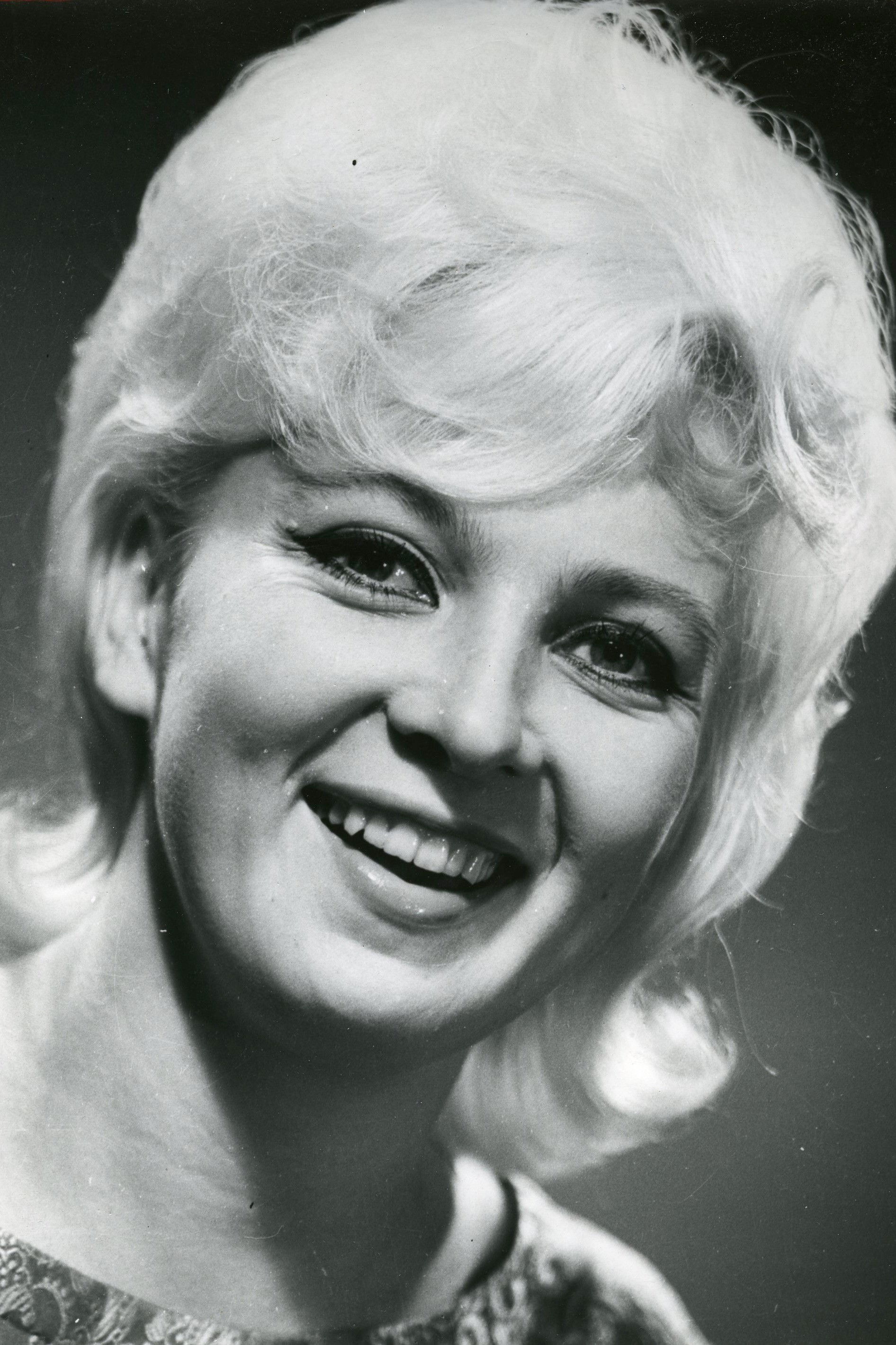 Ada Lundver backdrop