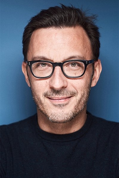 Aleksandër de La Pateljere backdrop