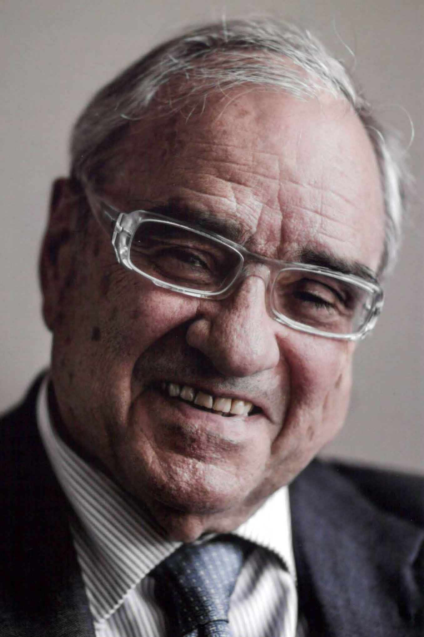 Rodolfo Martín Villa backdrop