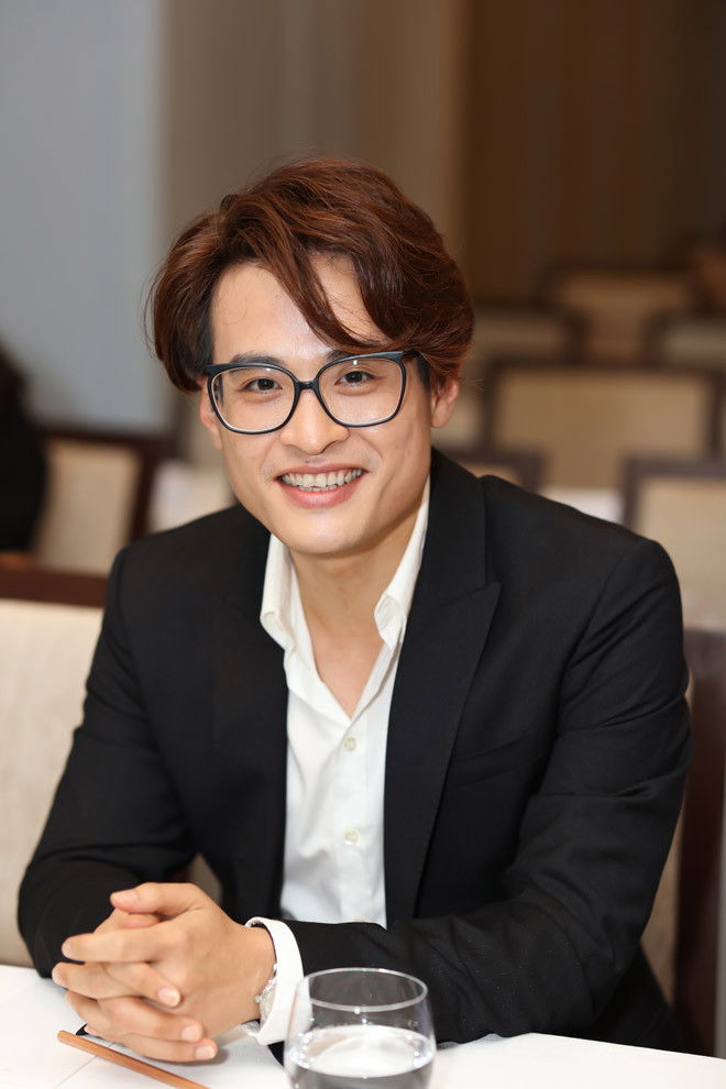 Hà Anh Tuấn backdrop