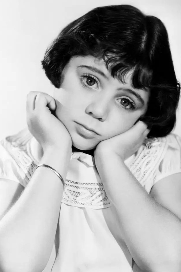 Sibil Xhejson backdrop