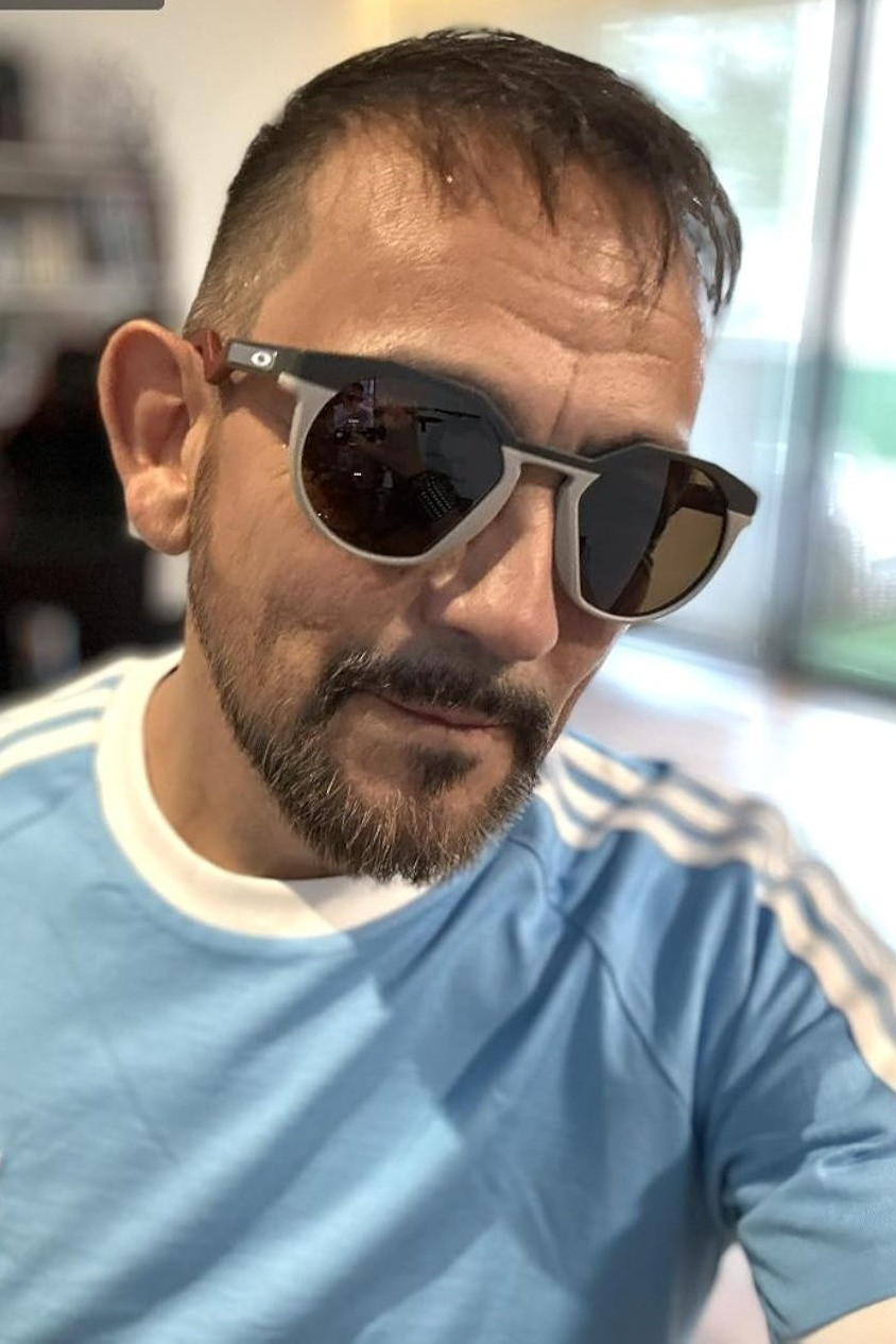 Alvaro López Zuñiga backdrop