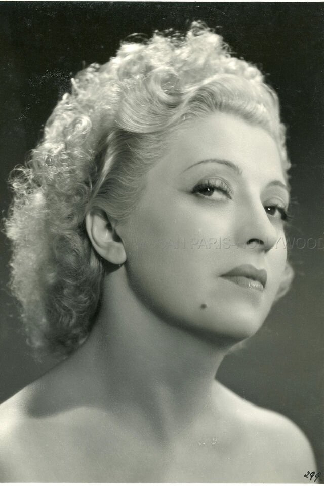 Andrée Guize backdrop