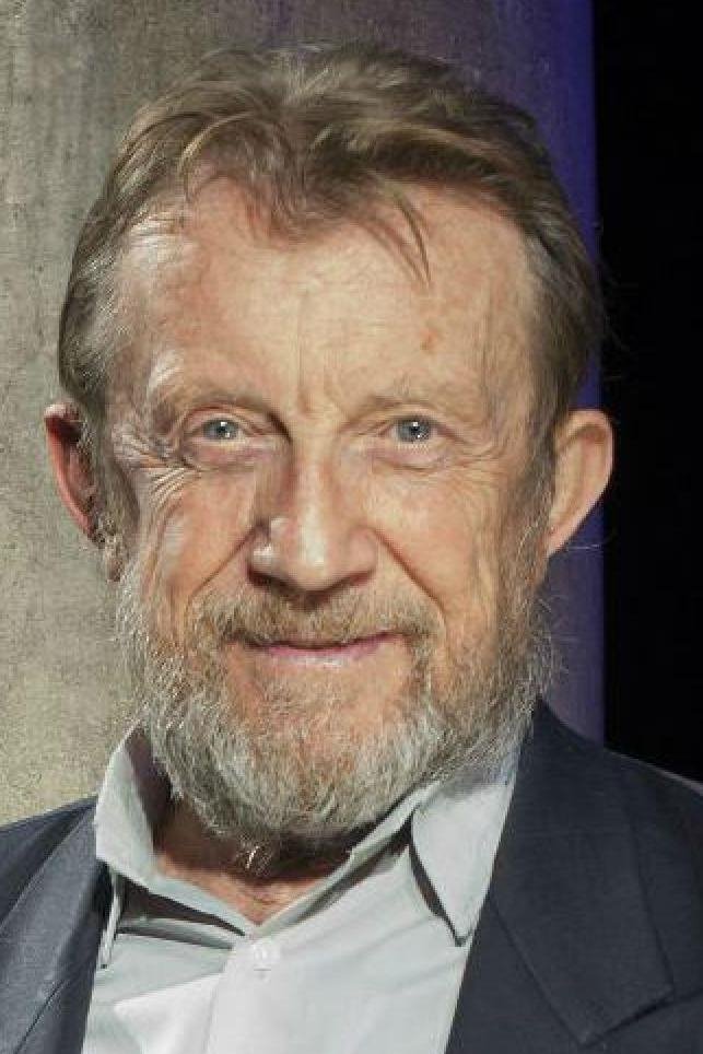 Edward Linde-Lubaszenko backdrop