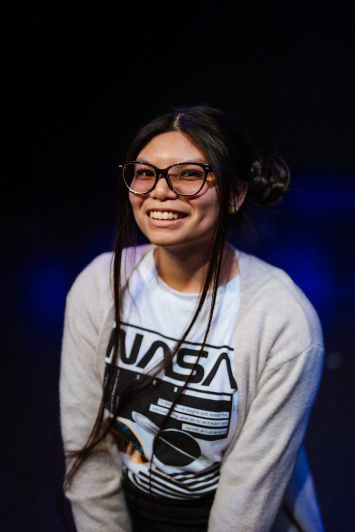 Olivia de Leon backdrop