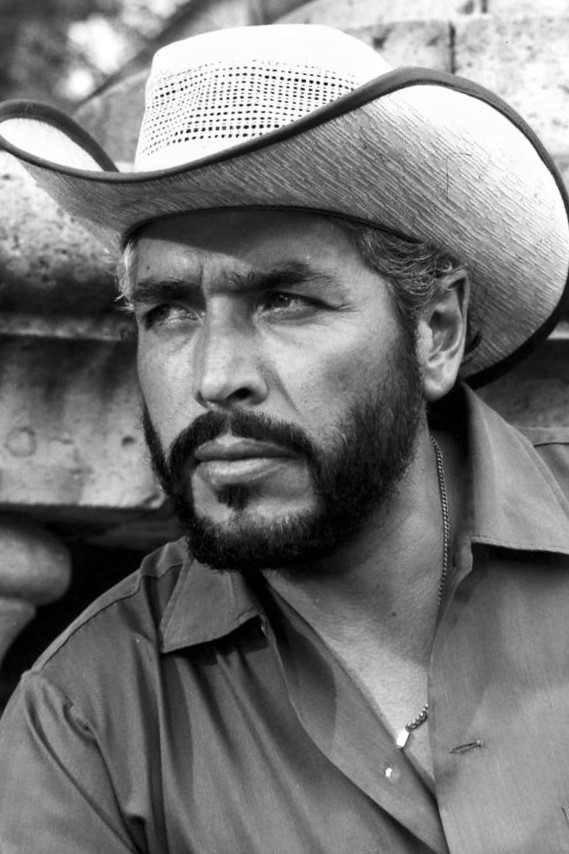 Carlos León backdrop