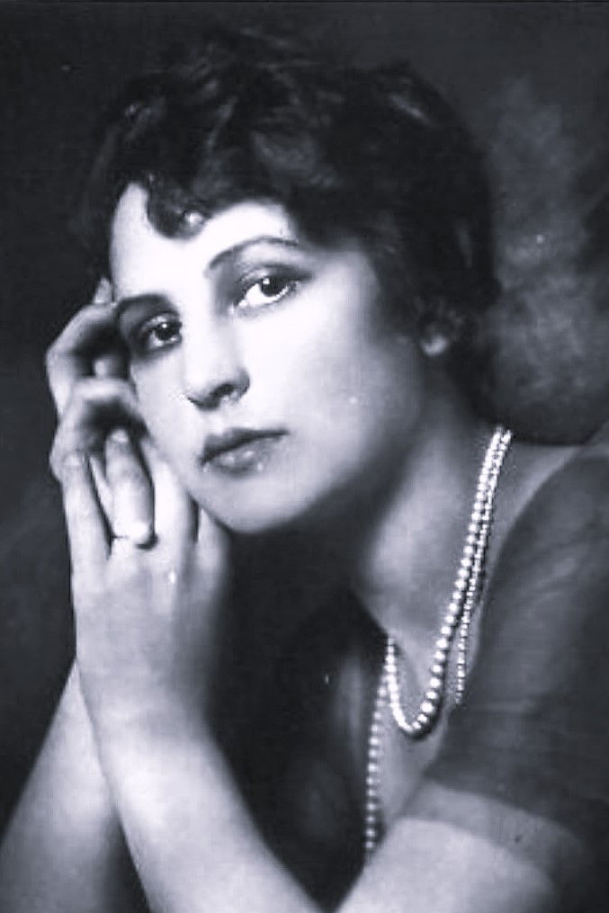 Dagny Servaes backdrop