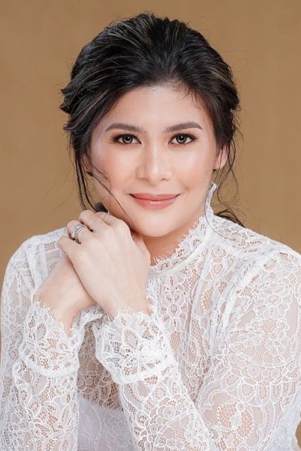 Roxanne Guinoo backdrop