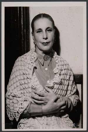 Auguste Pünkösdy: August Pünkösdi backdrop