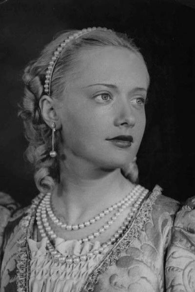 Carla Sveva backdrop