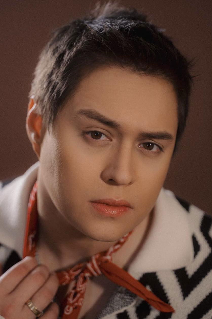 Enrique Gil backdrop