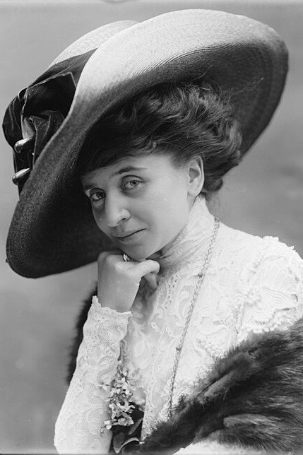 Emma Gramatica backdrop