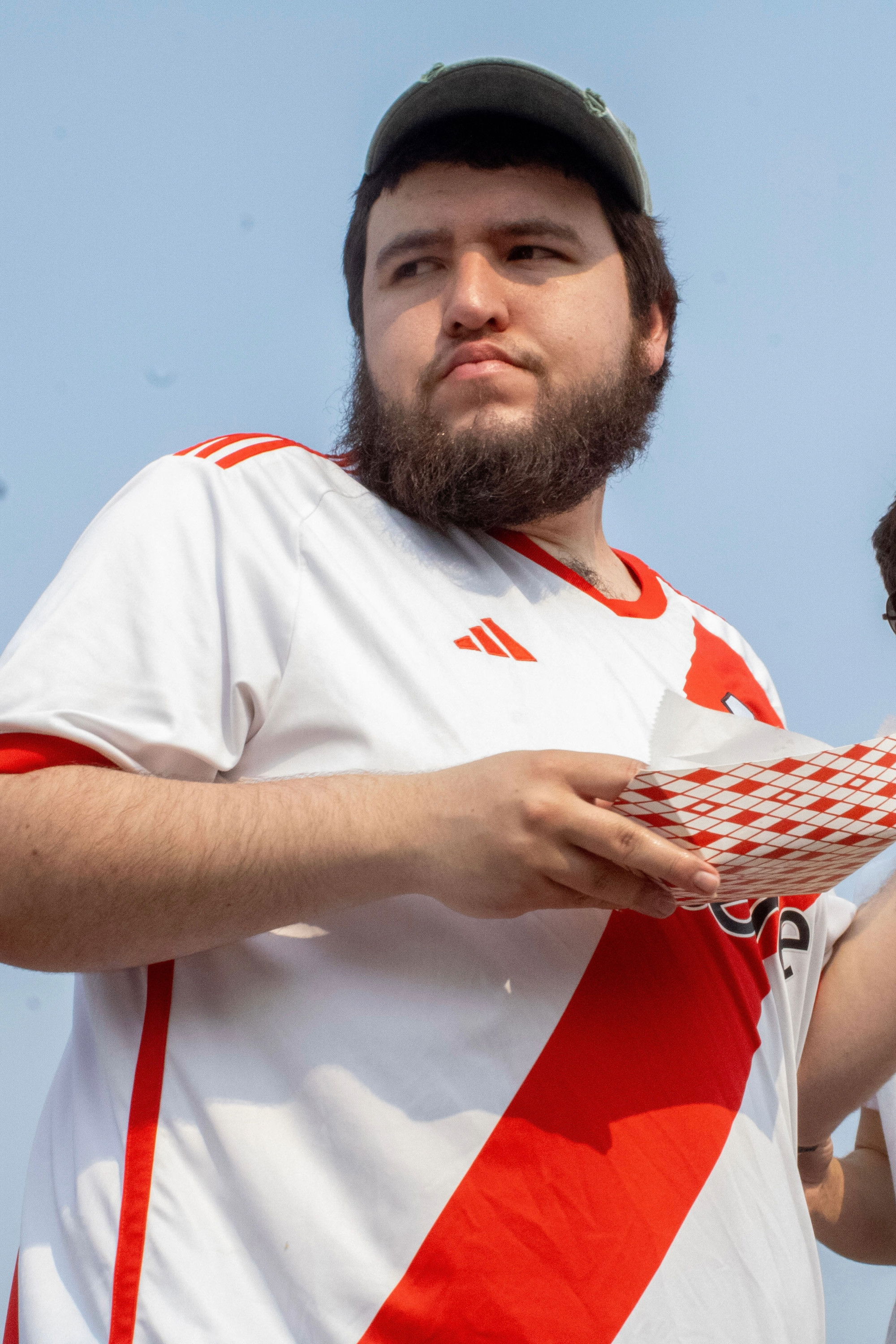 Alberto León backdrop