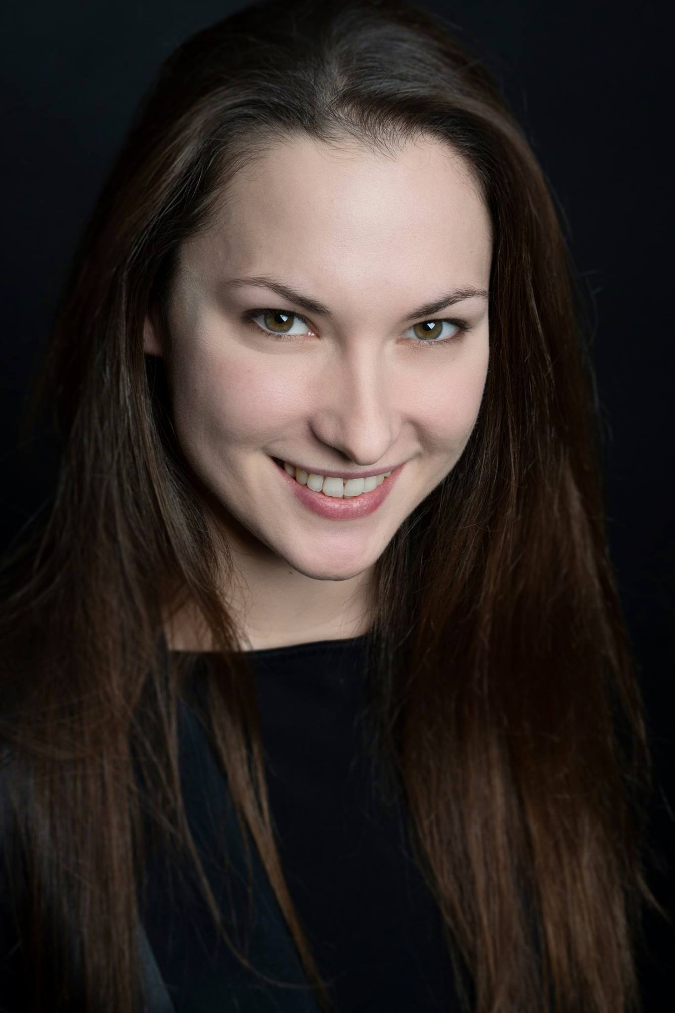 Anaïs Fernandez backdrop