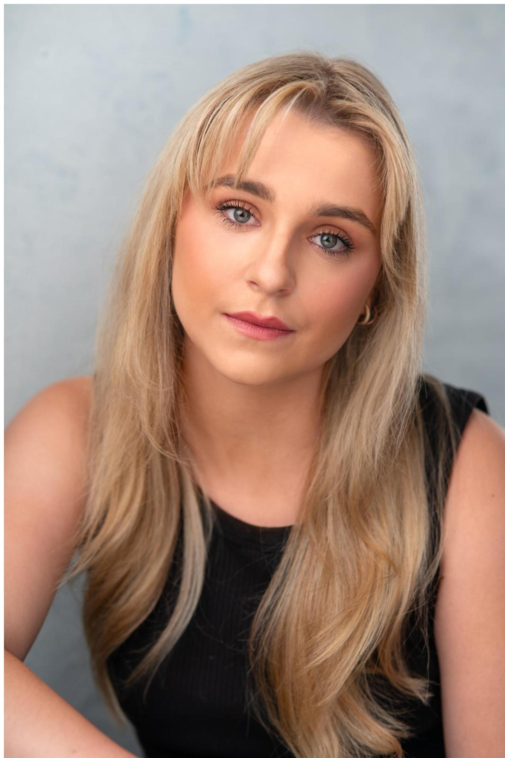 Isabelle Clare backdrop