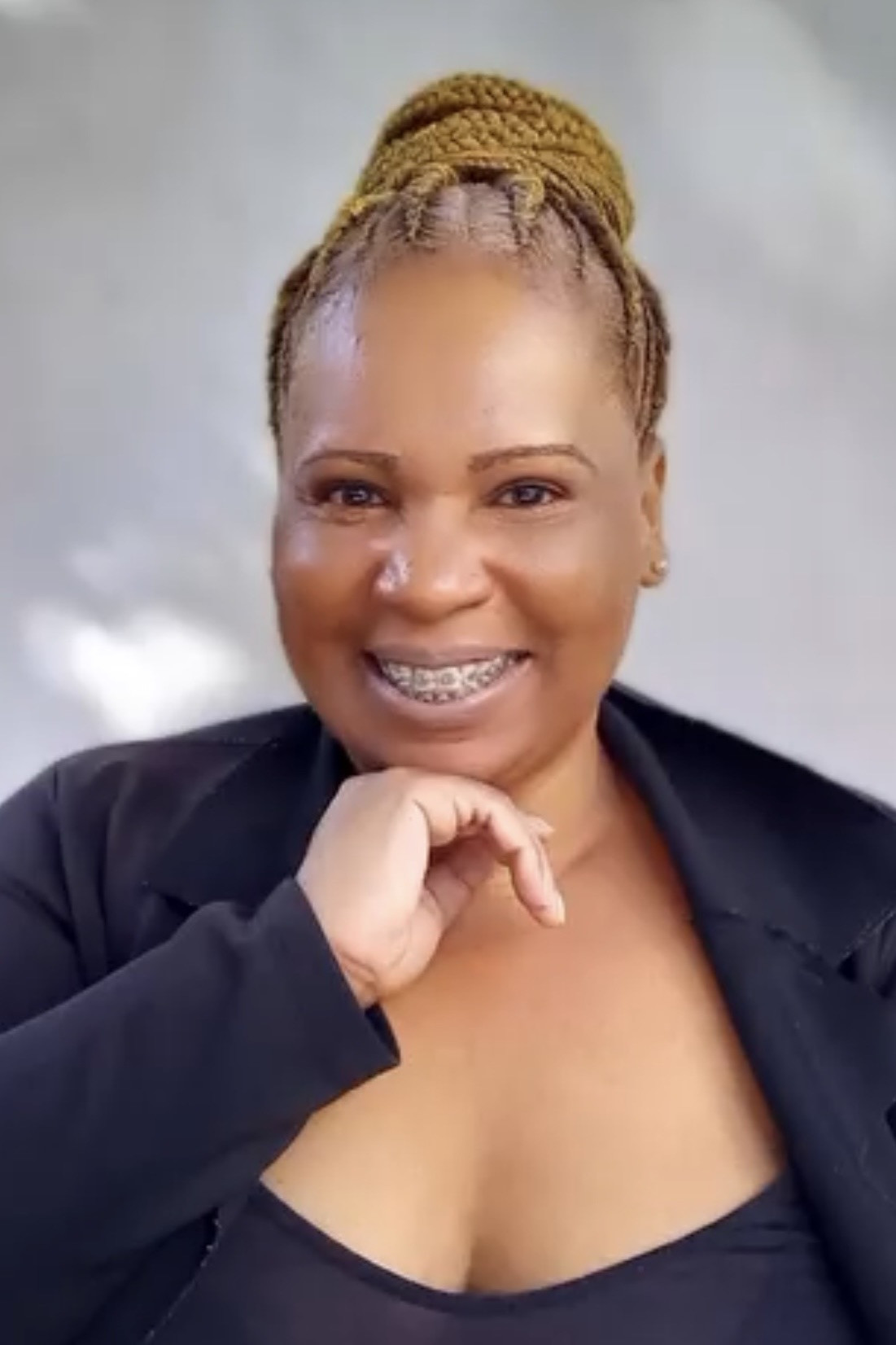 Renata Santos backdrop