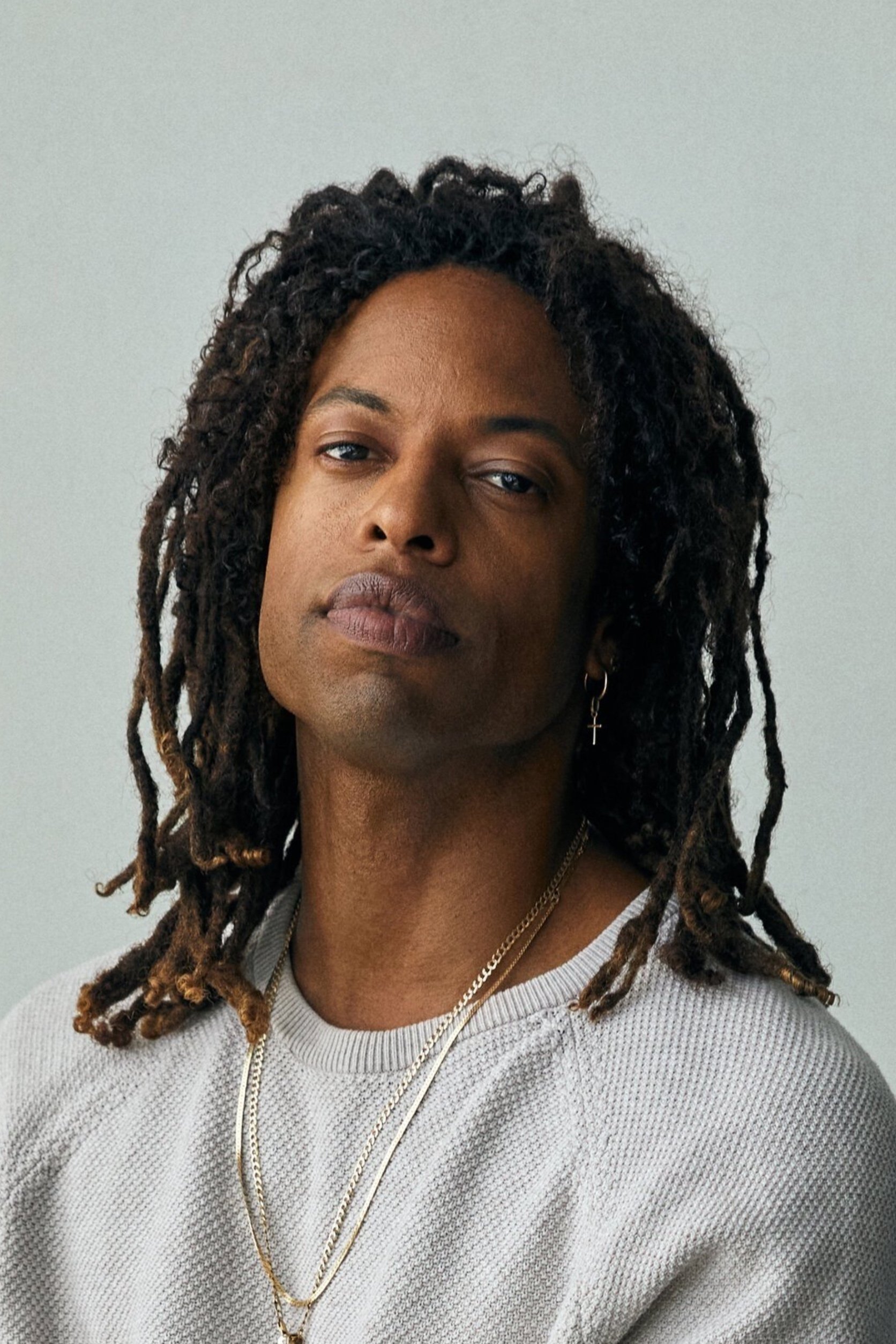 Taj Hoxhës backdrop