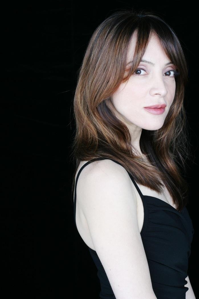 Frida Betrani backdrop