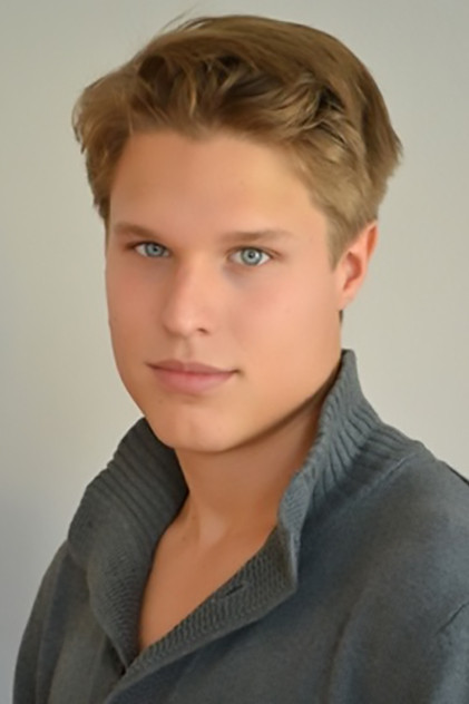 Maksimilian Artajo backdrop