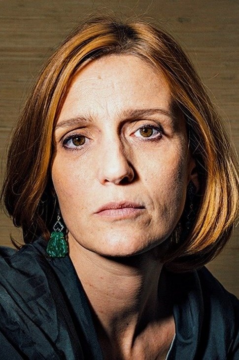 Beatriz Batarda backdrop