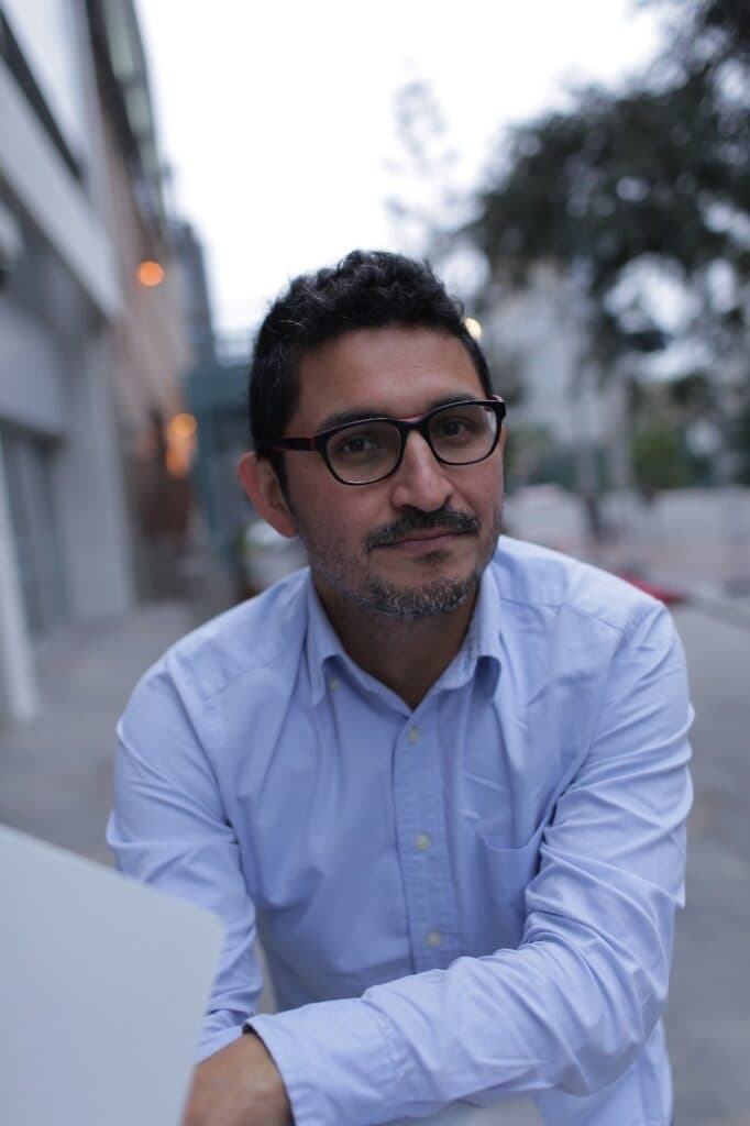 Josué Méndez backdrop