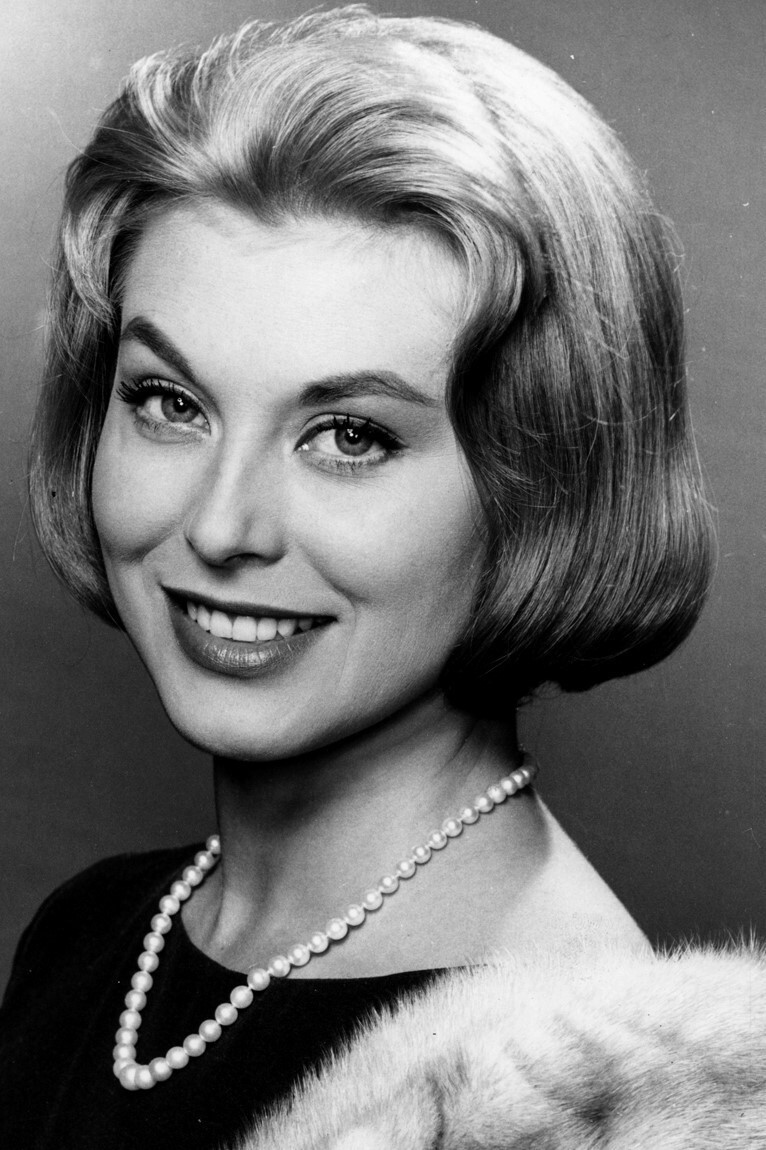 Marianne Hold backdrop