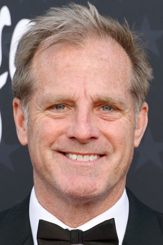 Bradli Tomas backdrop