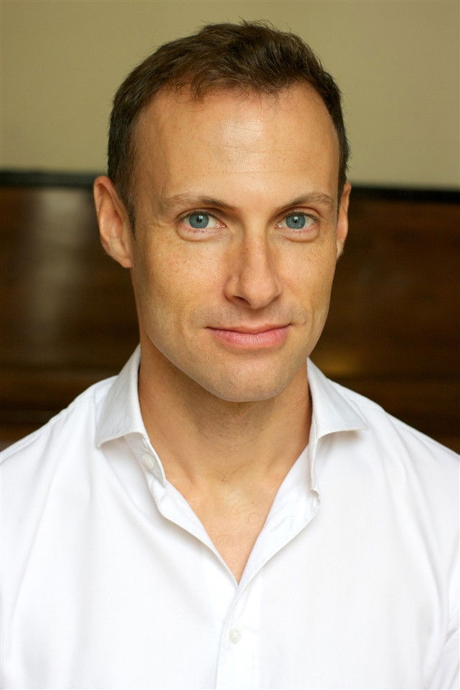 Flannan Obé backdrop