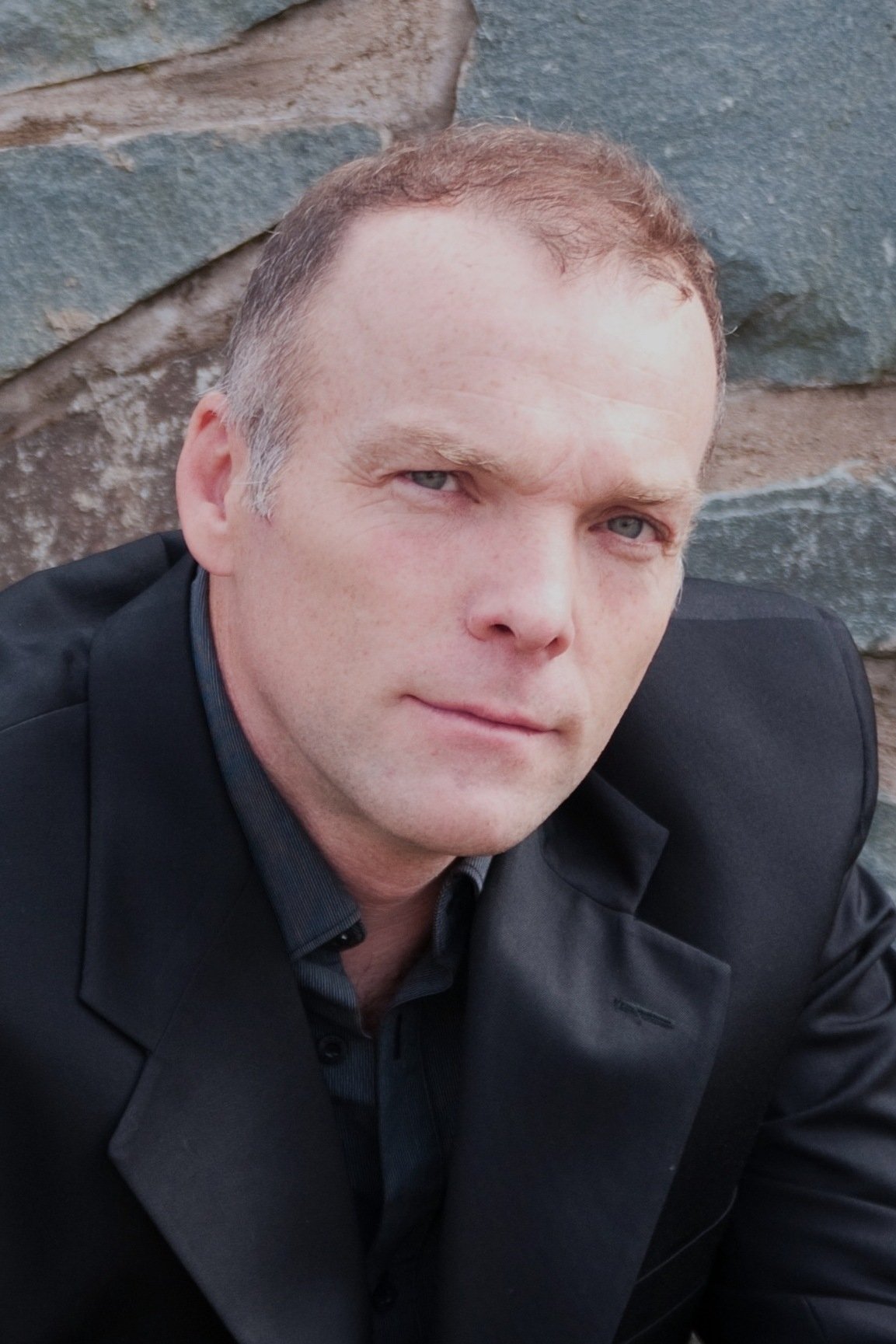 Hju Tompsën backdrop