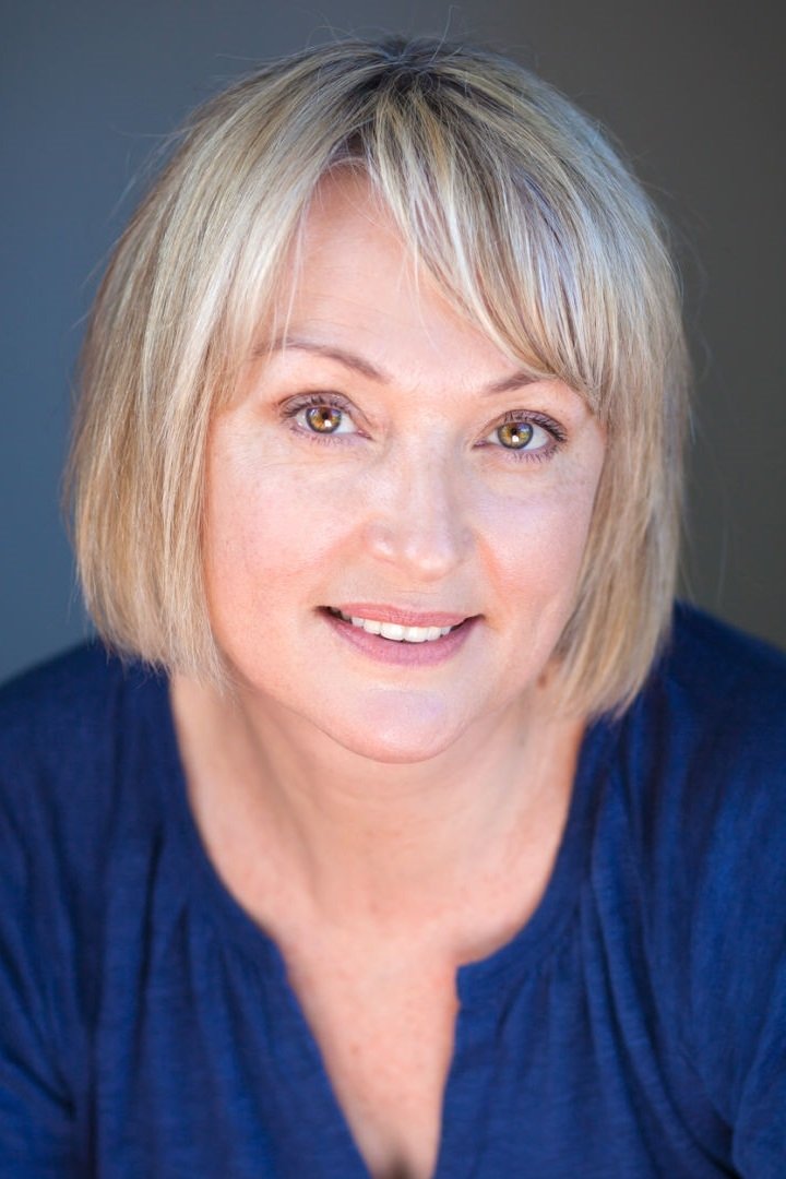 Luanë Gordan backdrop