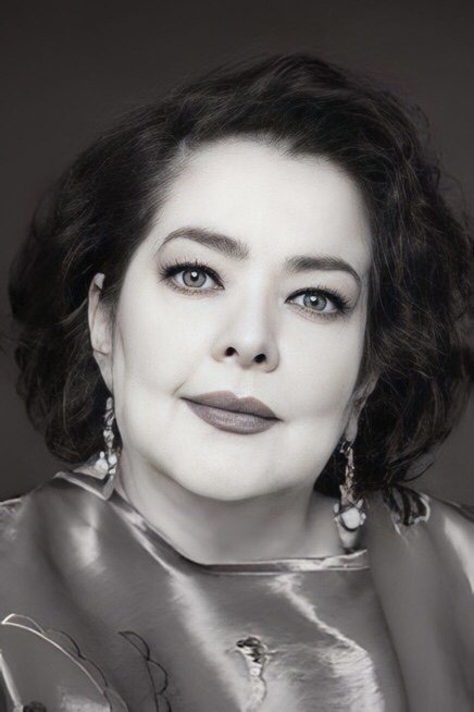 Delia Casanova backdrop