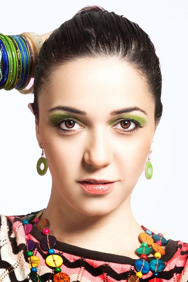 Nauheed Cyrusi backdrop