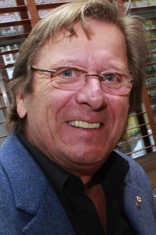 Albert Millaire backdrop