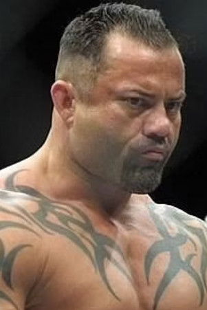 Kimo Leopoldo backdrop