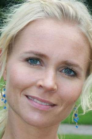 Mira Wanting backdrop