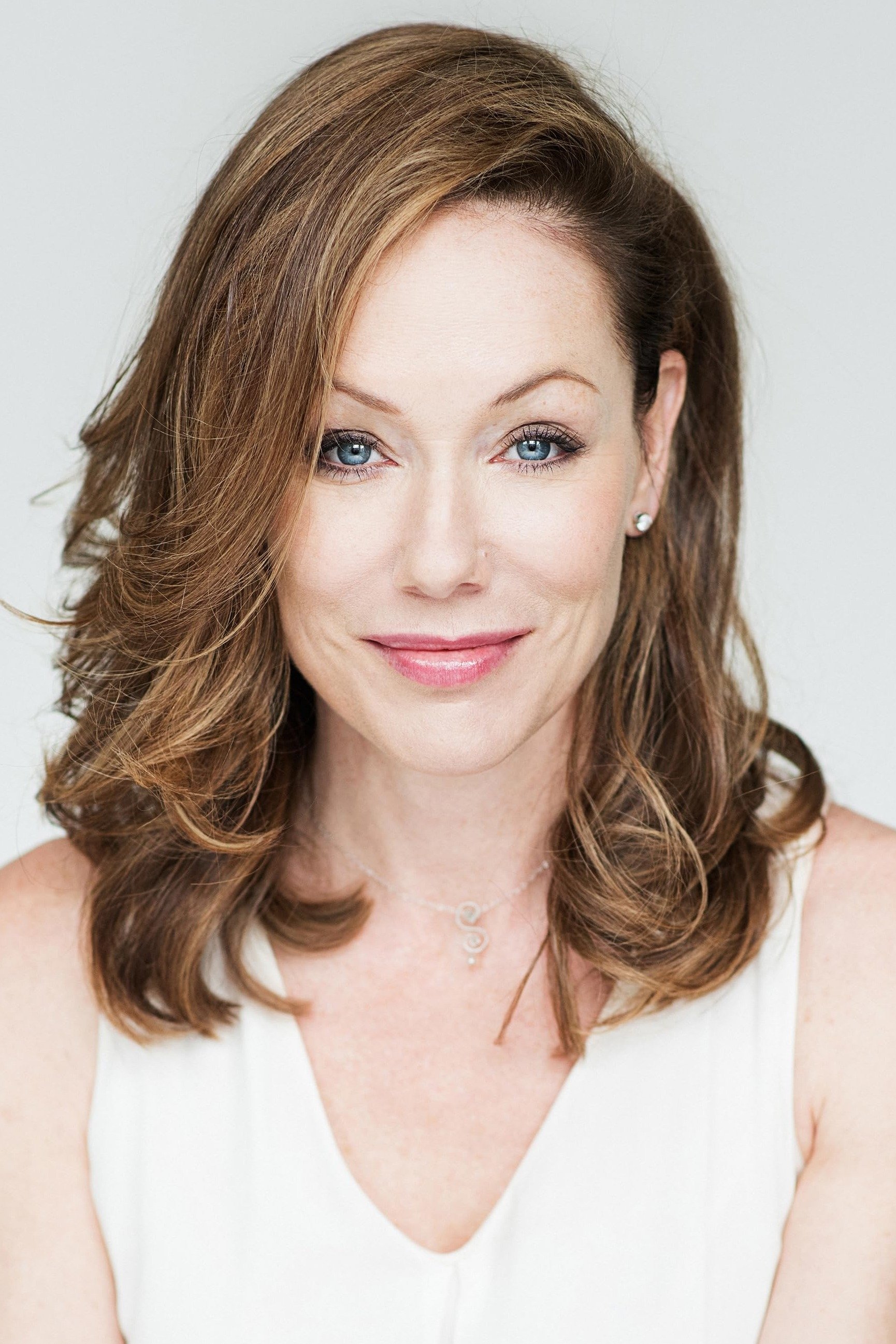 Simone-Elise Girard → Simoni-Elizë Xhiraard backdrop